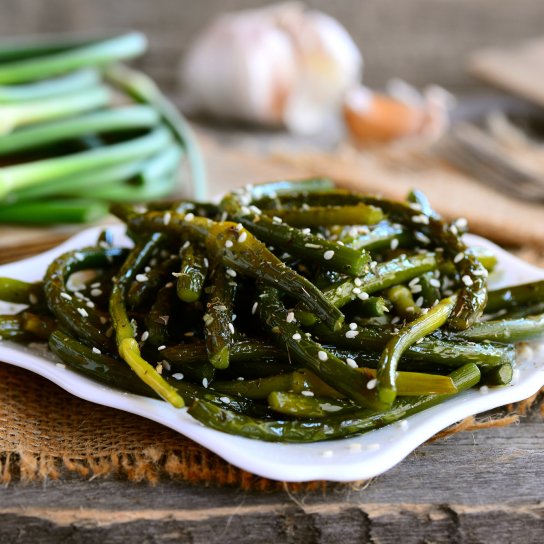 Жареные чесночные стрелки — рецепт