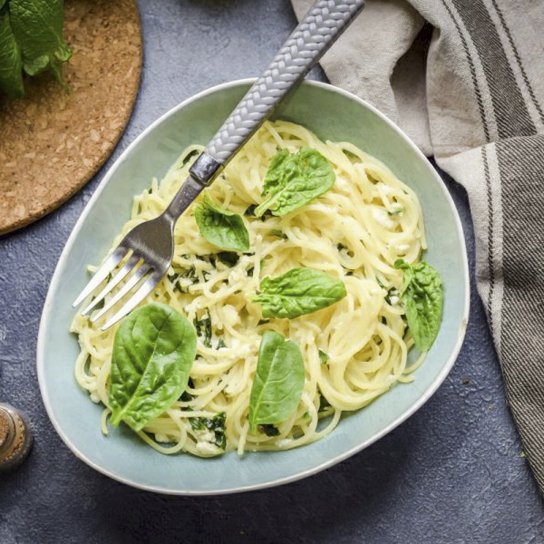 Спагеті з сиром і шпинатом