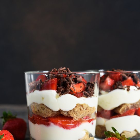 Десерт з полуницею і кремом