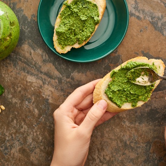 Соус песто і хліб