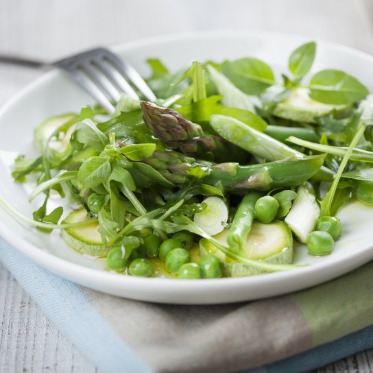 Салат зі спаржі й руколи