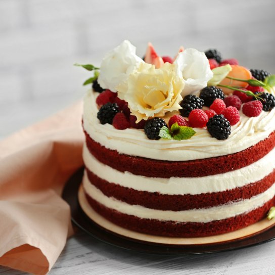 Бісквітний торт зі свіжими ягодами