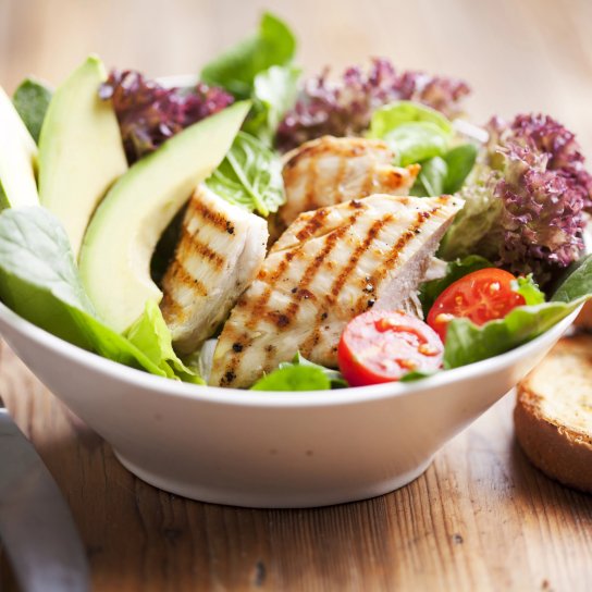 Салат з куркою та авокадо