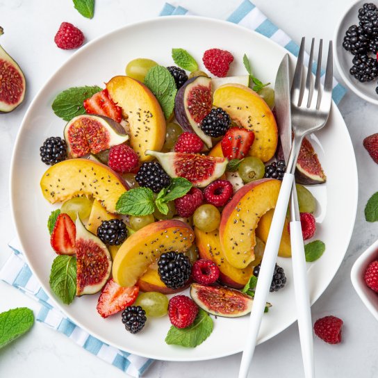 Салат з персиками, ягодами та медом