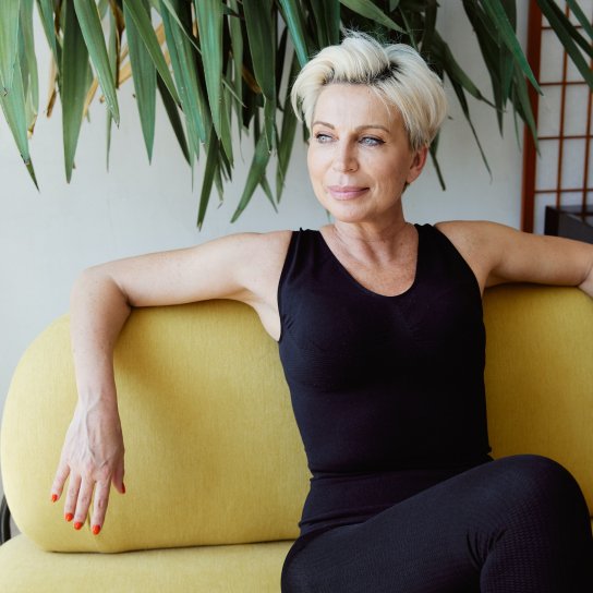 Жінка відпочиває