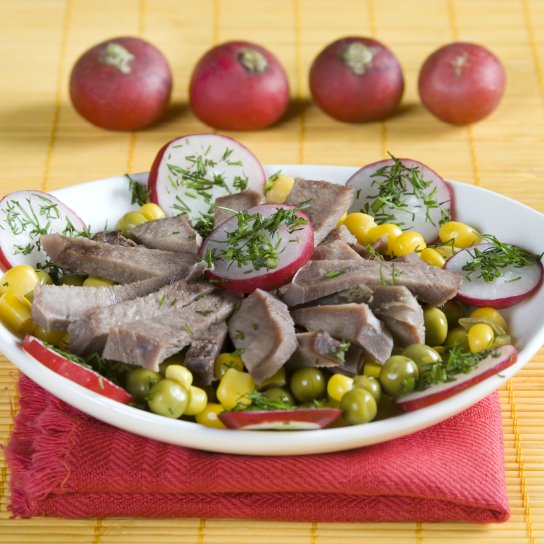 Салат з язиком і редискою