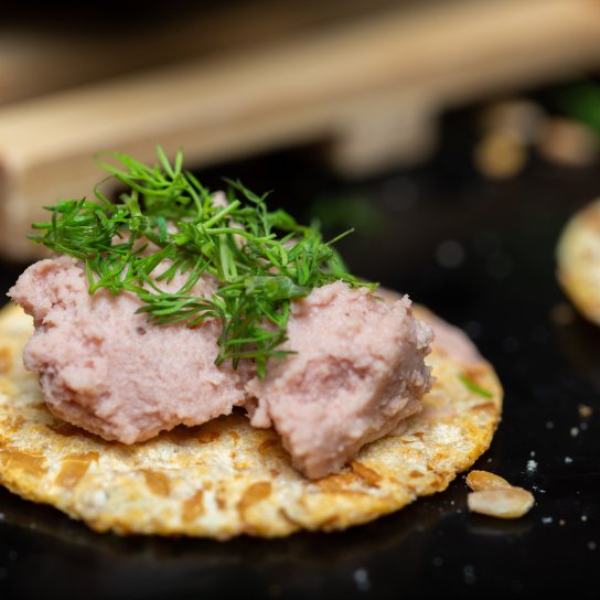 Паштет на крекері