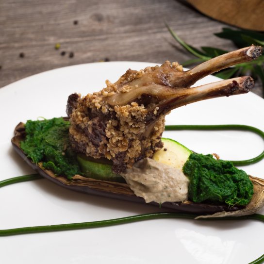 Запеченная баранья корейка в ореховой корочке