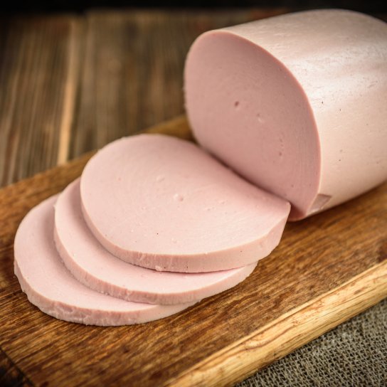 Домашняя вареная колбаса, которую можно даже детям — рецепт из курицы (видео)