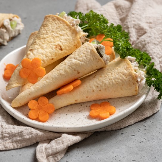 Салат в конусах из слоеного теста