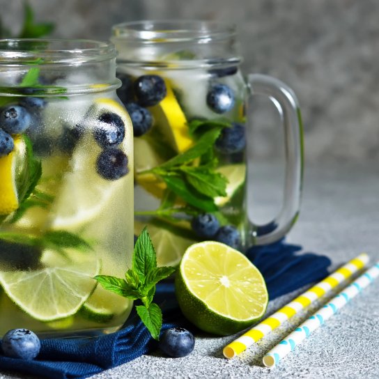 чай з лимоном, лохиною та базиліком