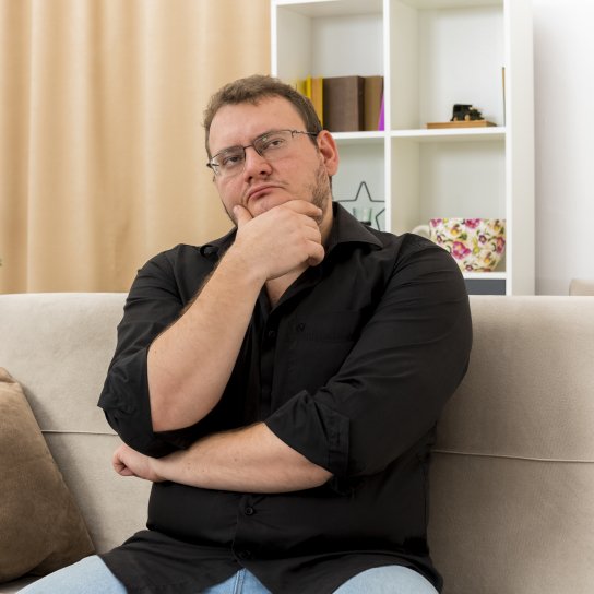 Чоловік на дивані