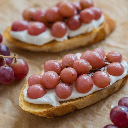 Брускети з камамбером і печеним виноградом