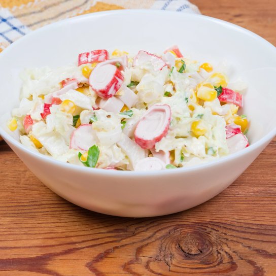 Салат з крабовими паличками та виноградом