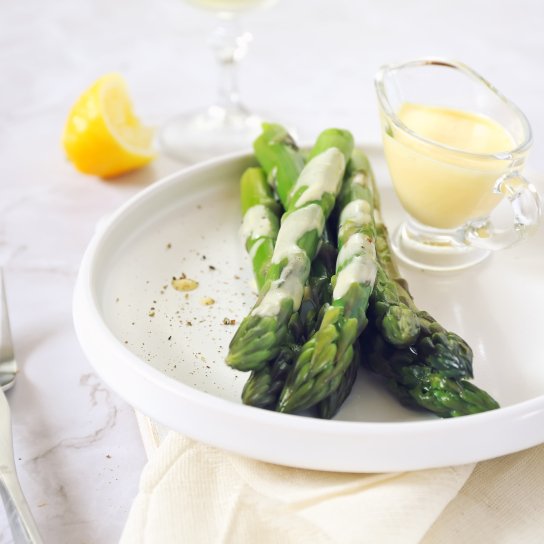 Спаржа під соусом