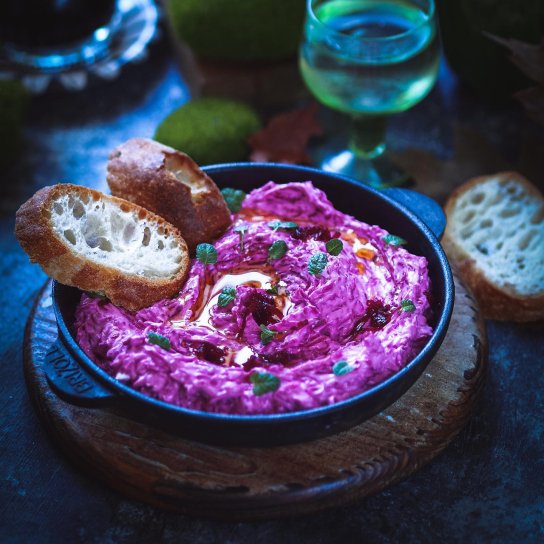 Перський діп з йогурту з буряком