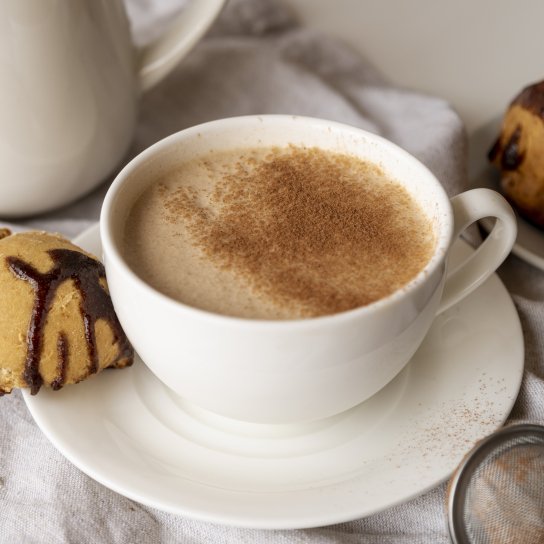 Кава з молоком і печивом