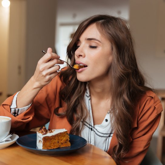 Дівчина їсть солодке