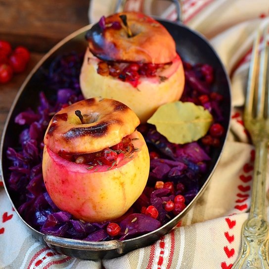 Тушкована капуста з шинкою у яблуках