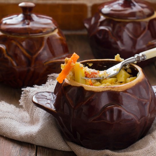 Картопля з мʼясом і овочами в горщиках