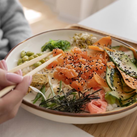 Боул із копченим лососем, кіноа та кропом