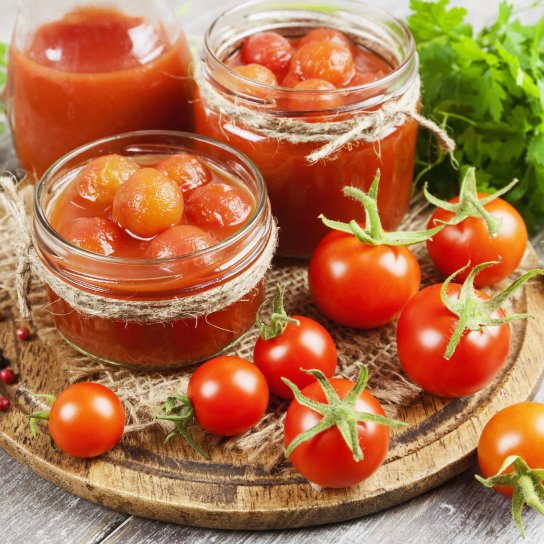 Консервовані помідори в томатному соку