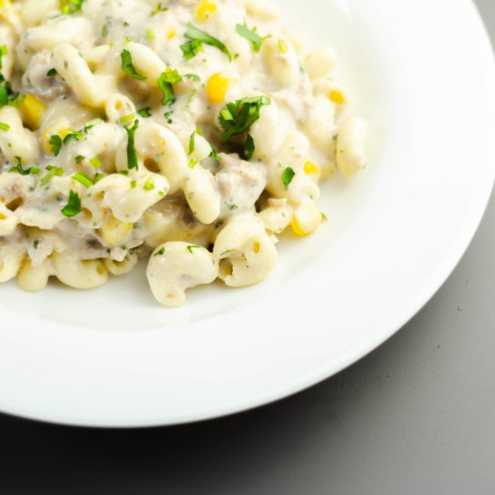 Міланський салат із копченою рибою та макаронами