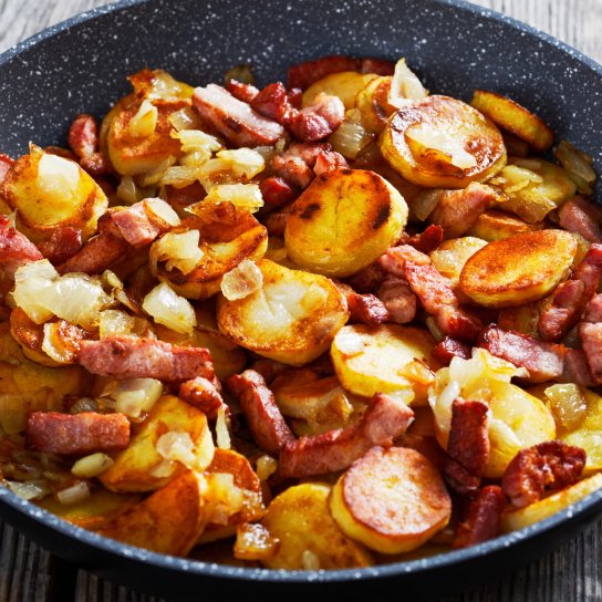 Смажена картопля з ковбасками