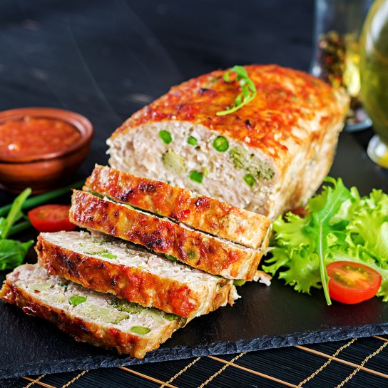 Мясной рулет с овощами