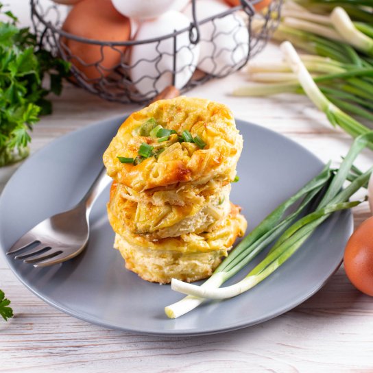 Омлет з зеленою цибулею та твердим сиром