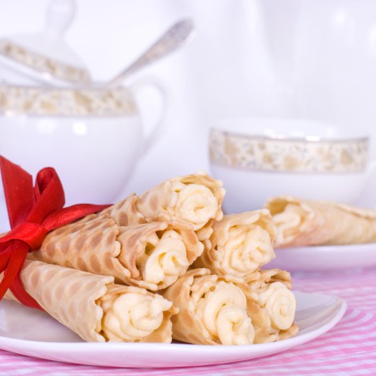 Вафельні трубочки з білим кремом