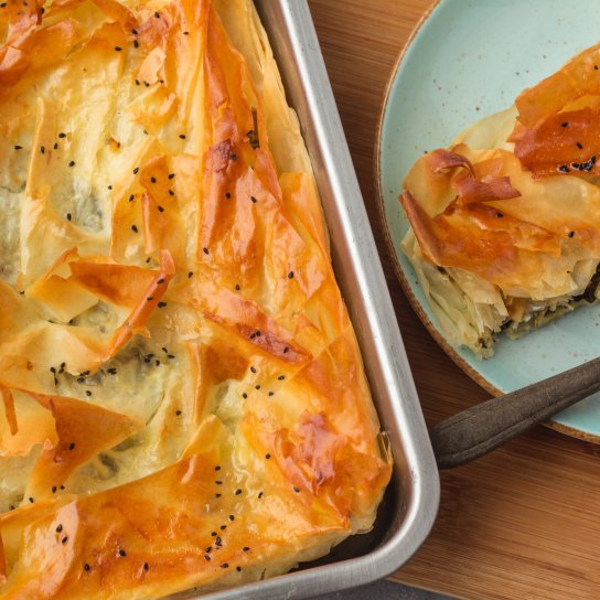 Пиріг із тіста філо з сиром і зеленню