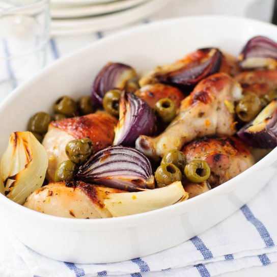 Запечені курячі гомілки з червоною цибулею і оливками
