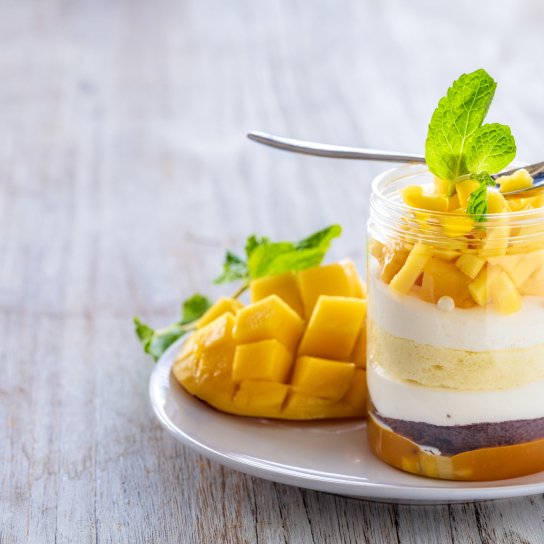 Десерт з манго і йогуртом