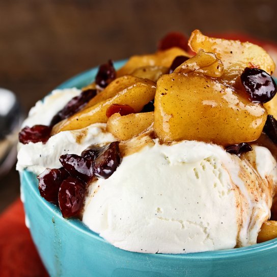 карамелізовані яблука з морозивом