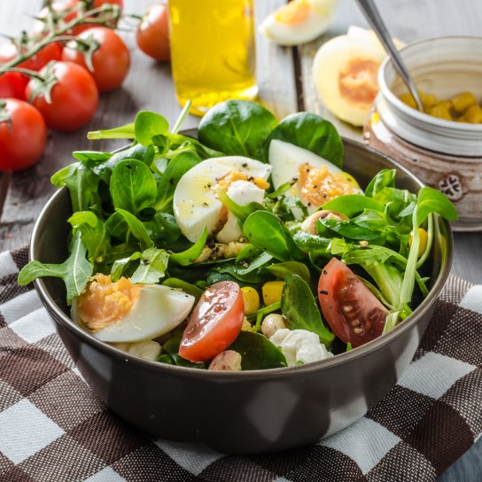 Салат з помідорами чері та моцарелою