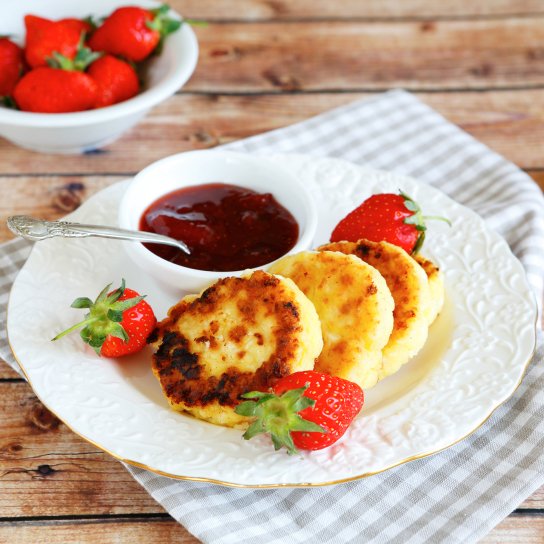 Рыхлые сырники с клубничным соусом