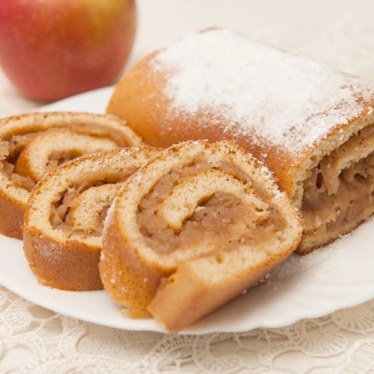 Яблучний рулет з бісквітного тіста