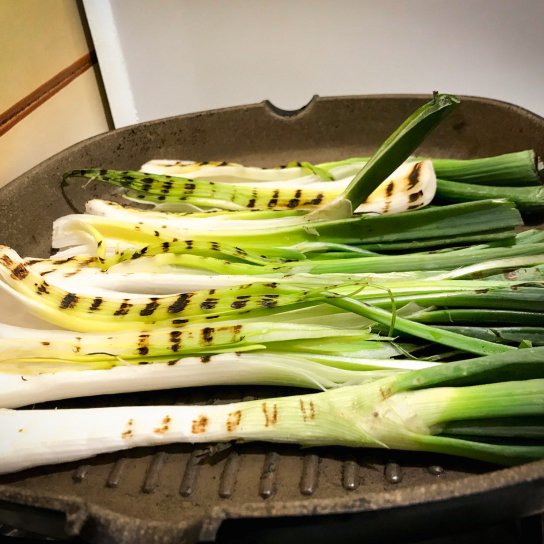 Зелена цибуля на грилі