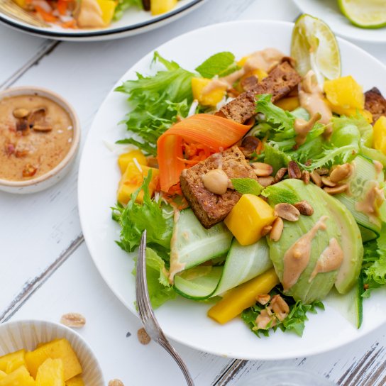 Салат з тофу, манго та авокадо рецепт