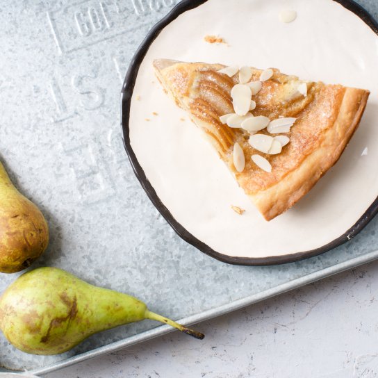 Грушевий тарт з мигдальним франжипаном