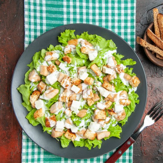 Курячий салат з сухариками