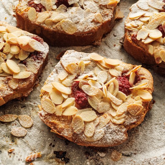 Тости босток з малиновим варенням