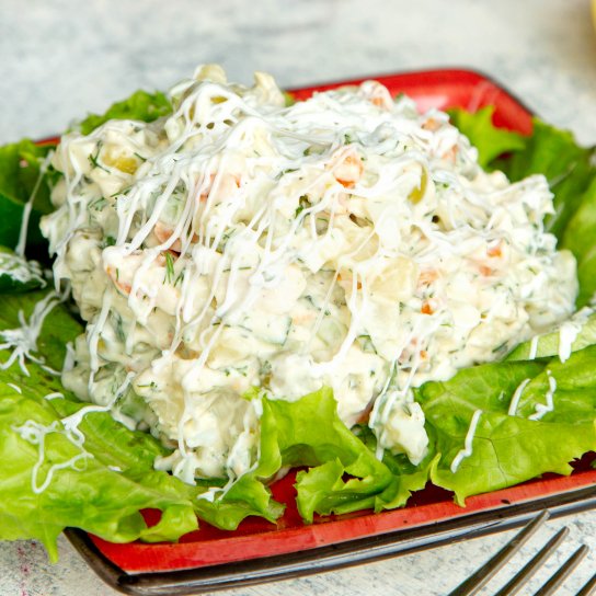 Салат з куркою, мисливськими ковбасками і огірками