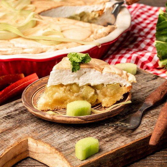 Пирог с ревенем и безе