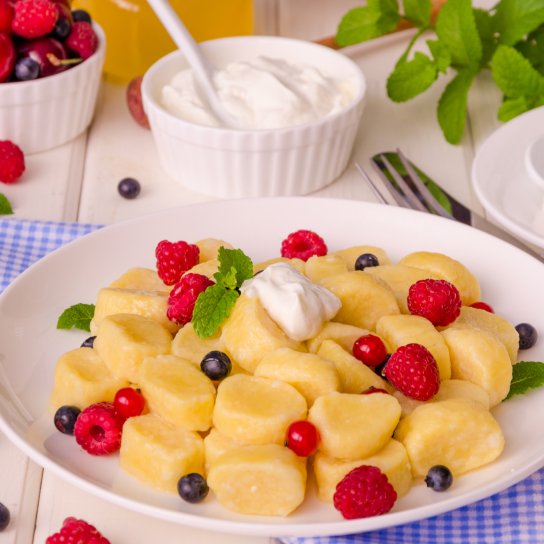 Ленивые вареники со свежей ягодой