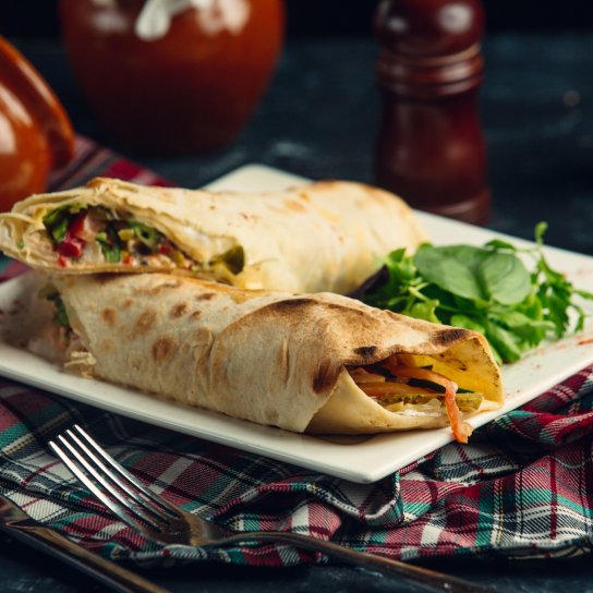 лаваш з овочами й куркою