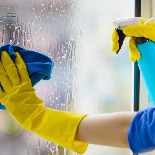 Як очистити від скотча та його слідів вікна