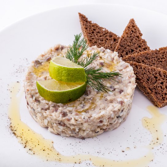Тартар з оселедця з хлібом
