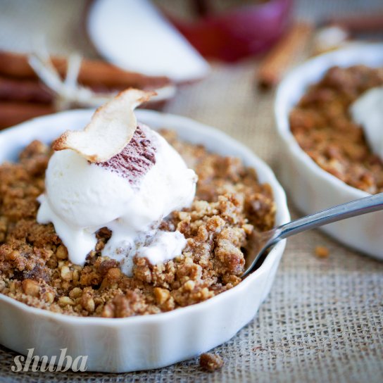 Яблучний крамбл з морозивом у круглій формі